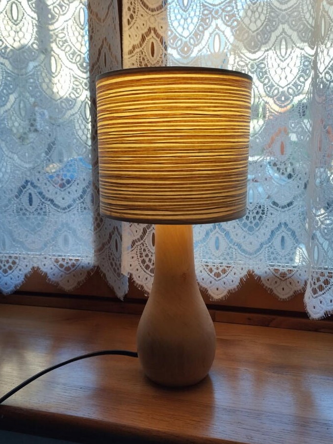 Lampe de chevet dont le pied est en bois tourné
